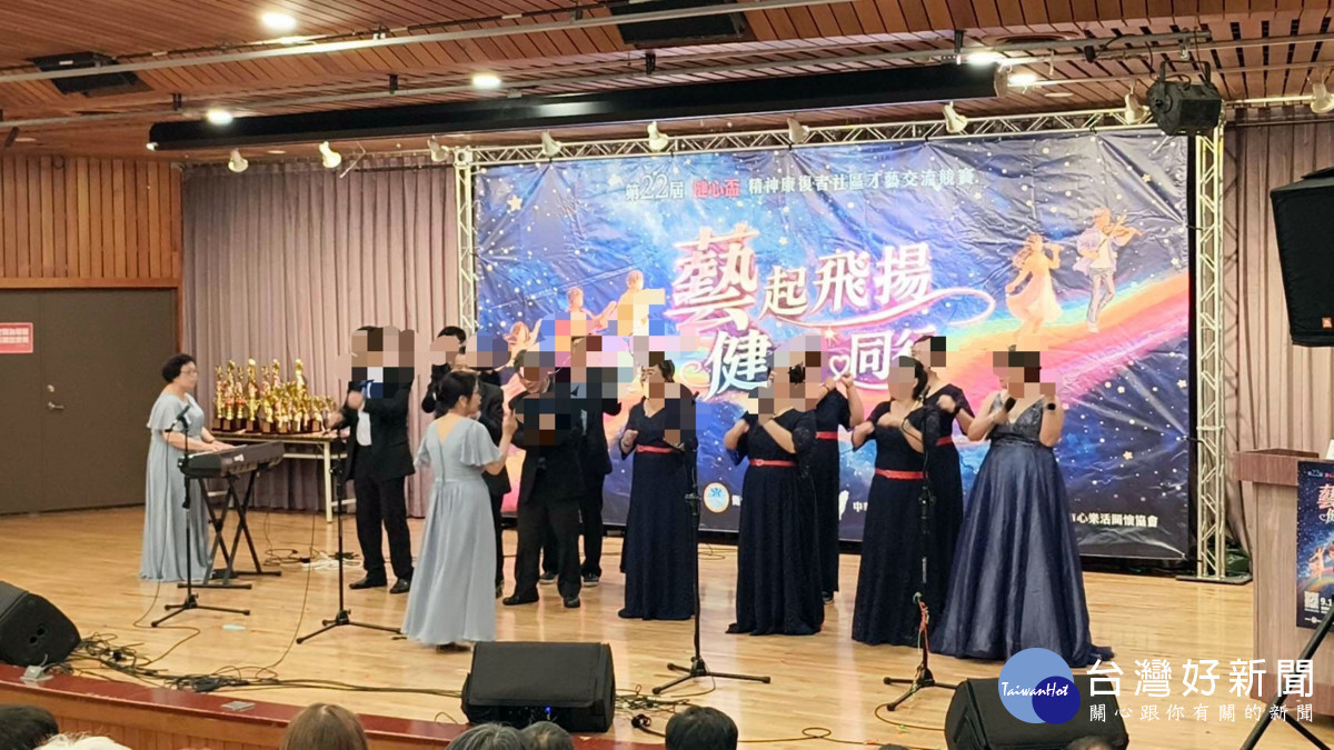 桃療成人日間留院快樂頌合唱團上台參賽。(桃療提供)<br />
 