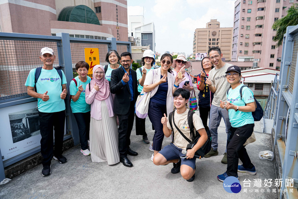 訪團走訪北區鐵道高架橋，由成大林麗娟教授與長勝里吳澐晏里長，帶領走讀鐵道記憶