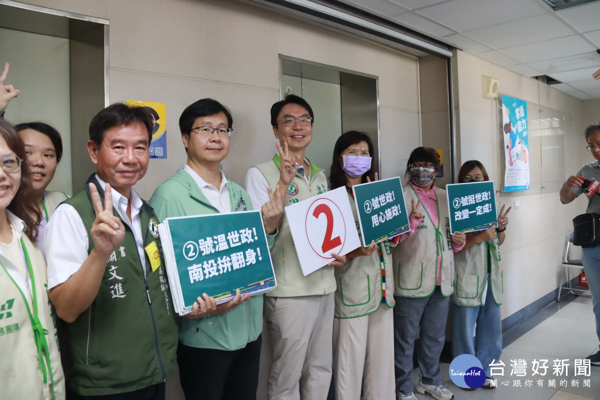 黨內同志同喊南投拚翻身一定當選。(記者扶小萍攝)