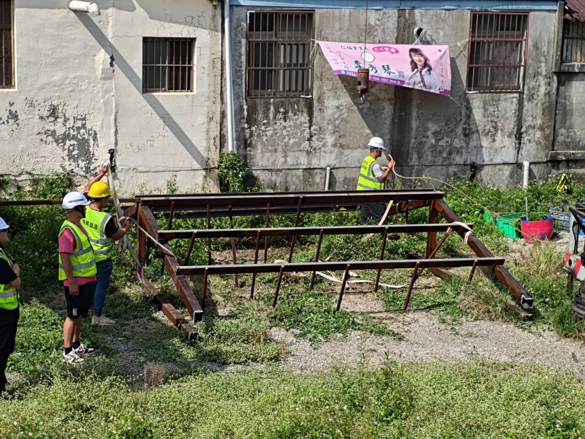 建管處強制執行拆除作業,預計明天全數拆除完畢。