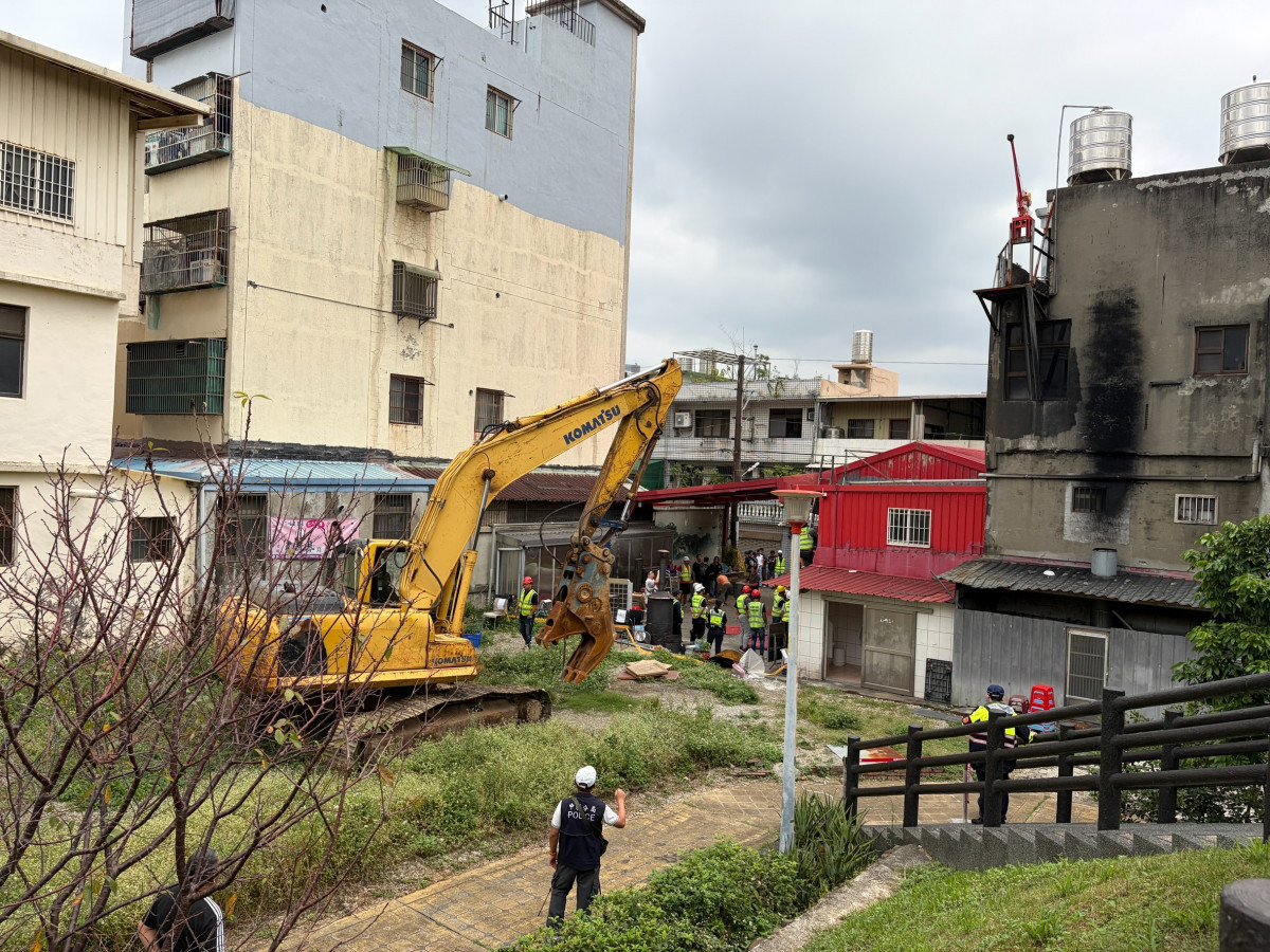 建管處強制執行拆除作業,預計明天全數拆除完畢。