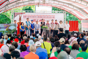 桃園市長張善政出席「樹林公園運動天幕開工典禮」與貴賓合影。