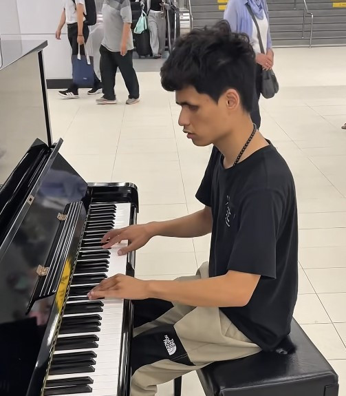 南應大學校流行音樂系全盲學生陳俊豪在台南車站彈琴爆紅，前總統蔡英文還特別留言鼓勵。(圖/台南應用科技大學-流行音樂系陳俊豪圖片擷取微光拾者The Gleam Collector臉書)