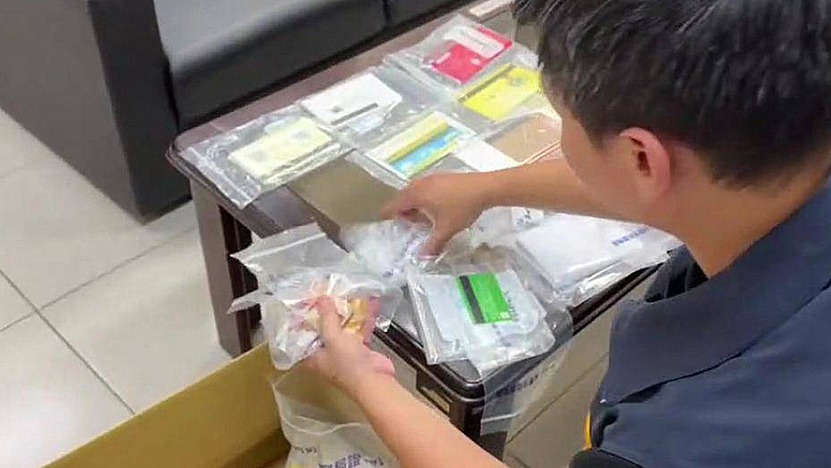 事局破獲跨境博弈洗錢案,查扣現金、金項鍊、金融卡及點鈔機等大批贓證物。(刑事局提供)