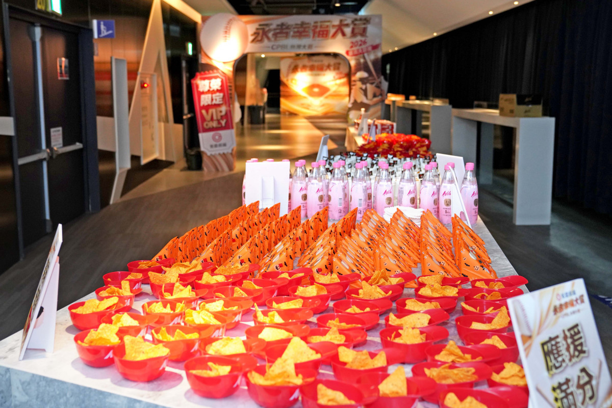 永慶房屋包場VIP區除了享用美食Buffet,還有味全龍主題餐盒、應援大披巾與永慶VIP限定周邊。圖/永慶房屋提供