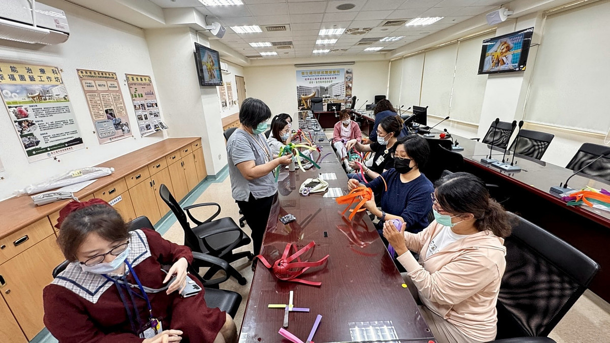桃療員工專心手作超舒壓。(桃療提供)