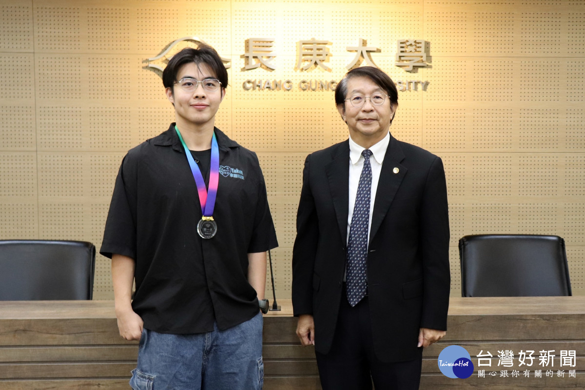 長庚大學新創團隊「拿趣科技」由劉冠亨同學(圖左)代表接受楊智偉副校長(圖右)表揚