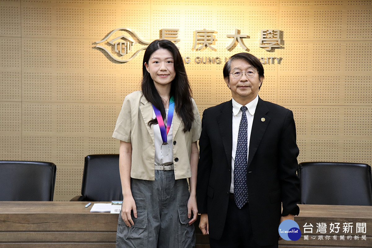 李欣樺同學(圖左)率領的「康齡福(CogniActive)」團隊再獲全國競賽佳績,楊智偉副校長(圖右)期勉再接再厲,為台灣爭光