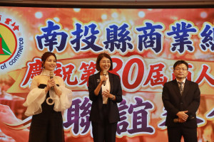 許淑華縣長肯定商業會為地方帶來長足進步。（記者扶小萍攝）