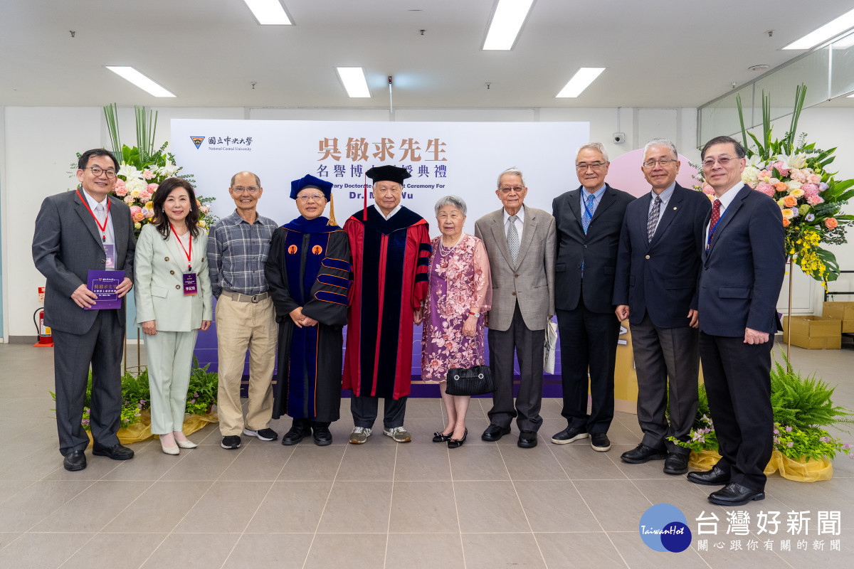 國立中央大學吳敏求先生名譽博士頒授典禮官蓋雲集,一同向吳敏求名譽博士表示恭賀之意。