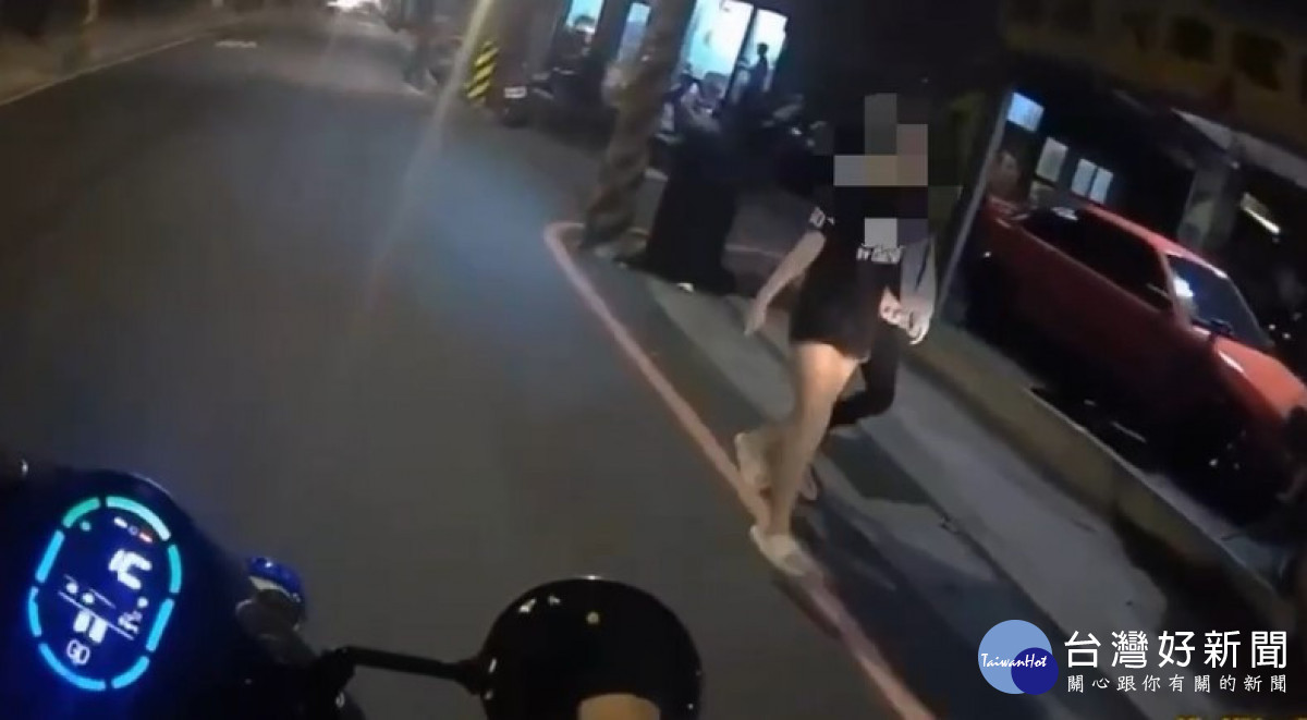 男通緝犯扮女裝上街　遭警識破依法送辦