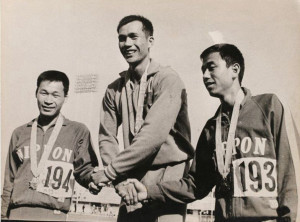 1966年吳阿民（中）於曼谷亞運頒獎典禮。