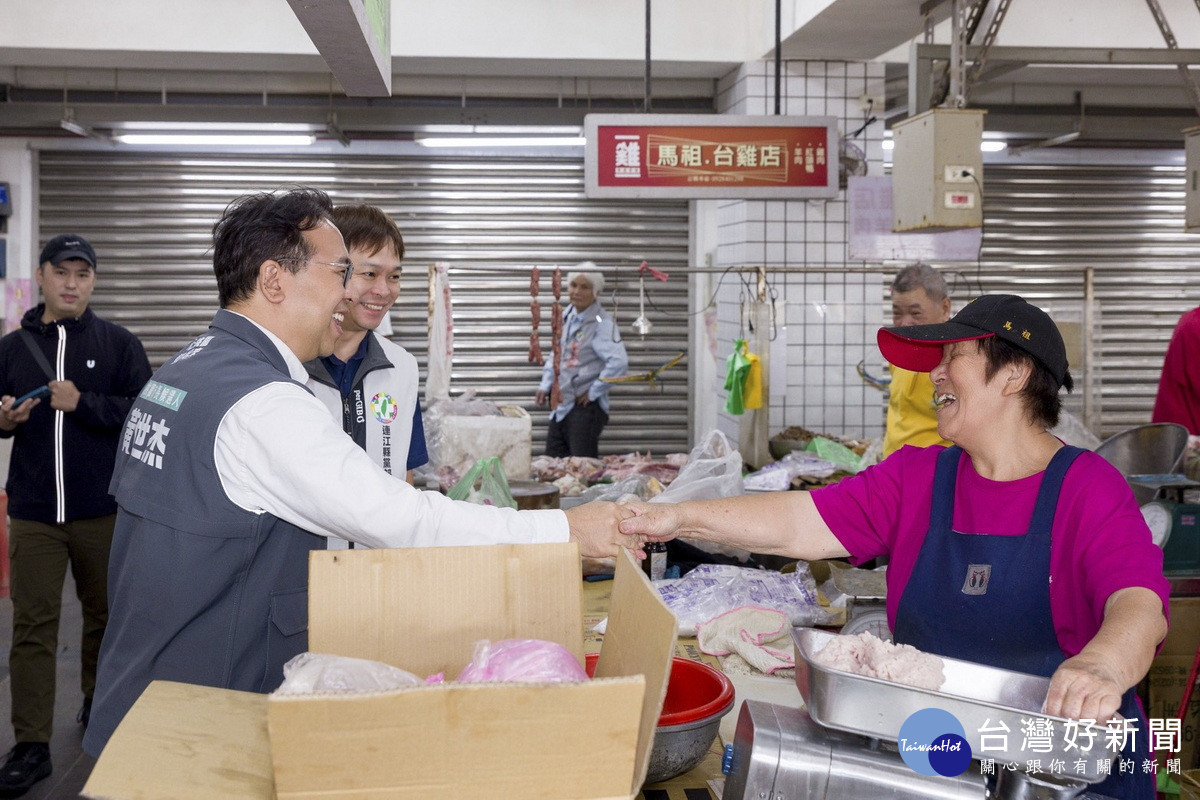 民進黨桃園市長候選人黃世杰快閃馬祖,與馬祖鄉親們互動。
