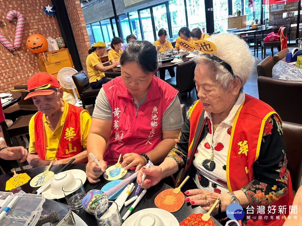 圖說:長輩親手彩繪古扇,將心中難以言喻的感謝化為一筆一畫,透過充滿心意的扇子,回贈給長期支持與幫助他們的善心人士。