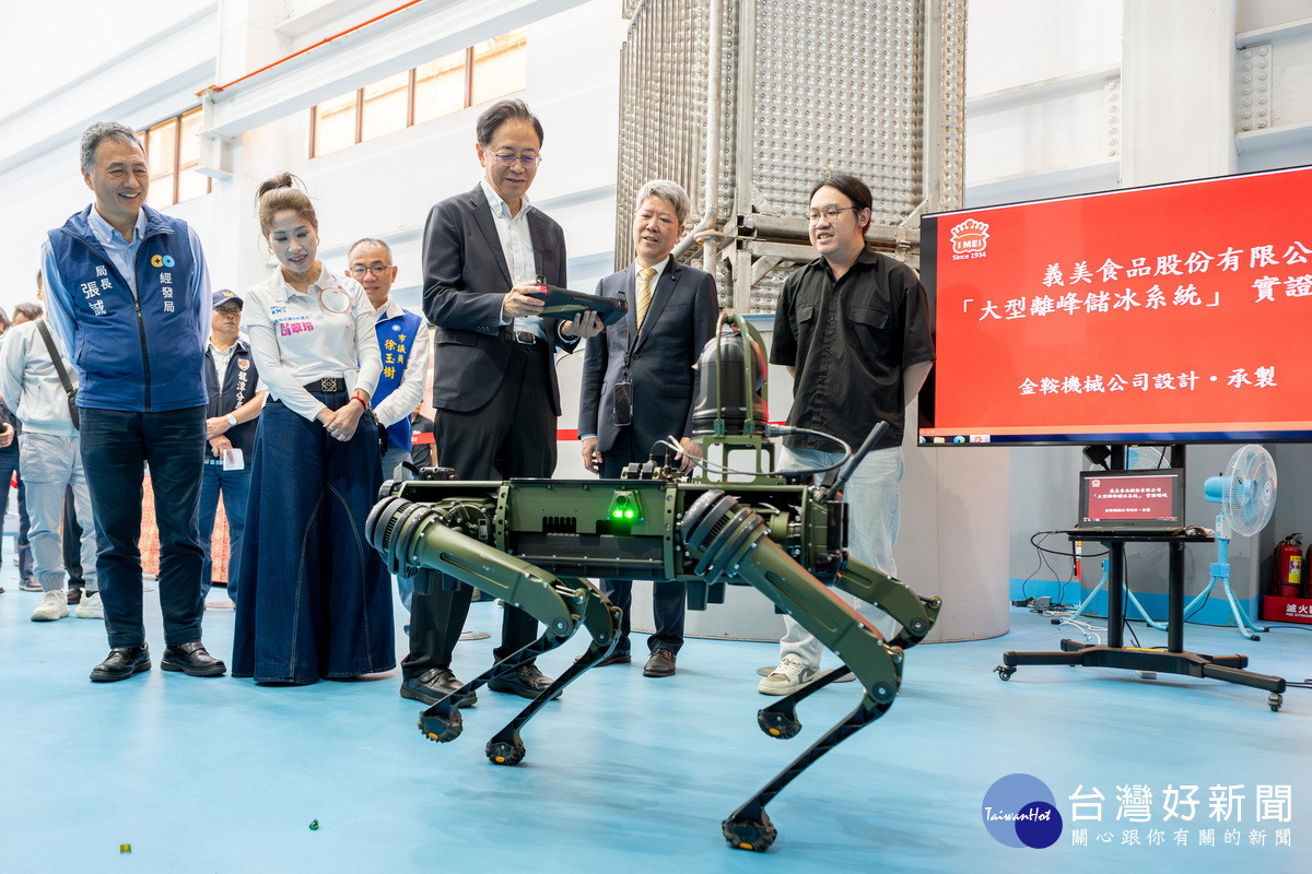 桃園市長張善政參觀金鞍機械公司無人載具並體驗操作機器狗。