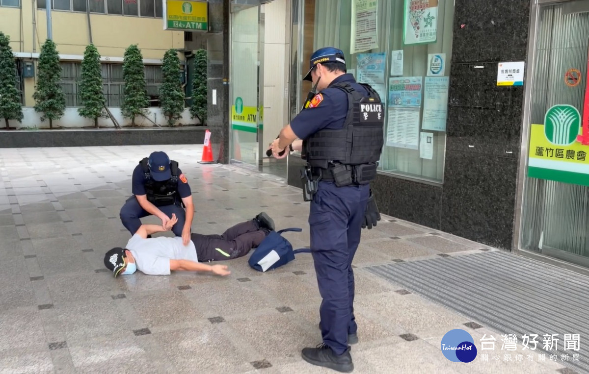 蘆竹警分局與蘆竹區農會攜手合作,共同舉辦「金融機構防搶實兵演練」,
