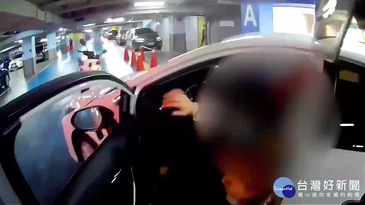 拒檢狂飆闖鬧區！台中警破窗噴辣椒水制伏　酒測超標送辦