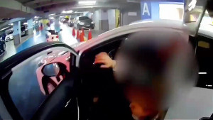 台中男拒檢一路狂飆闖鬧區　躲進中友百貨仍遭警破窗逮人。（圖/陳招宗翻攝）