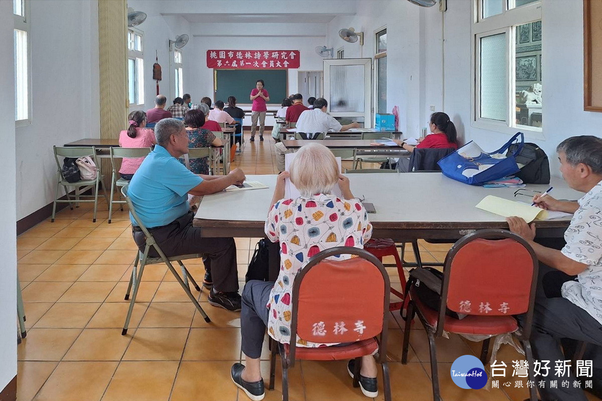 桃園市德林詩學研究會詩學吟唱班上課情形。<br />