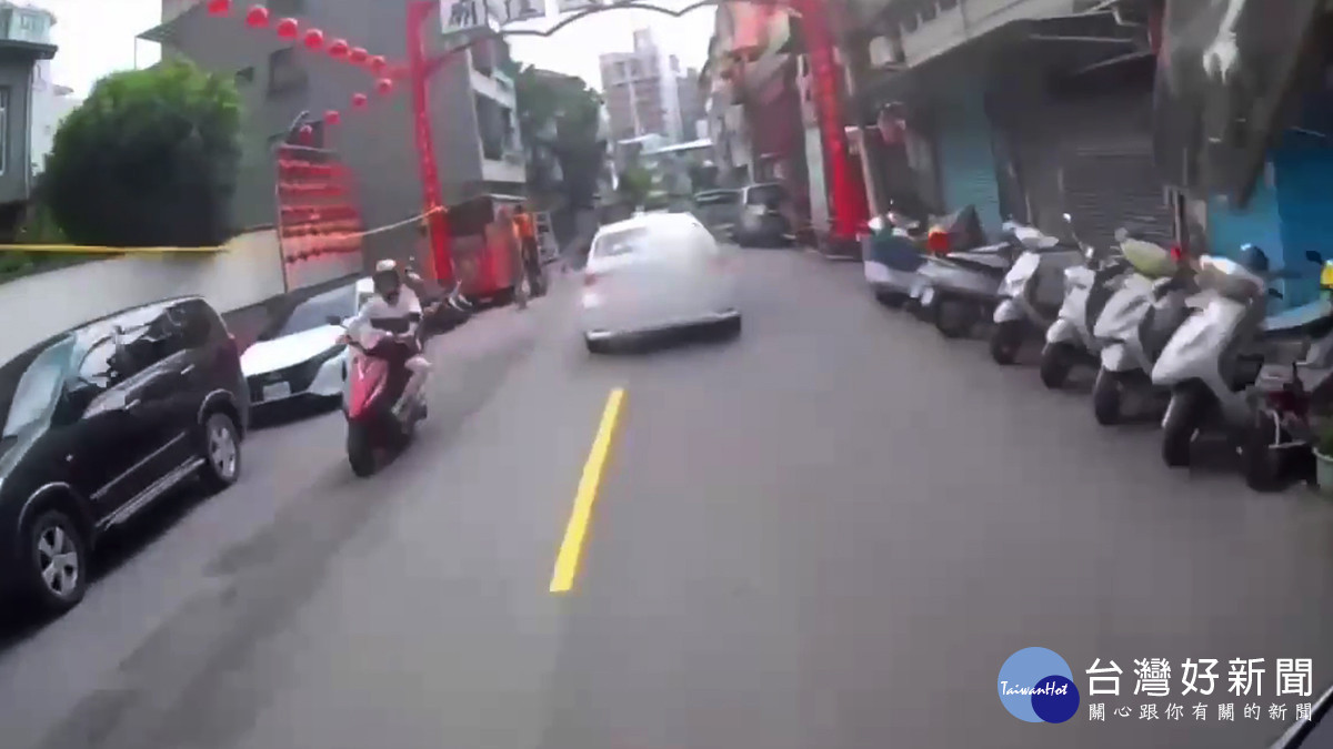 台中男紅線違停拒檢加速逃逸,沿途穿梭鬧區,警方一路追查攔截。