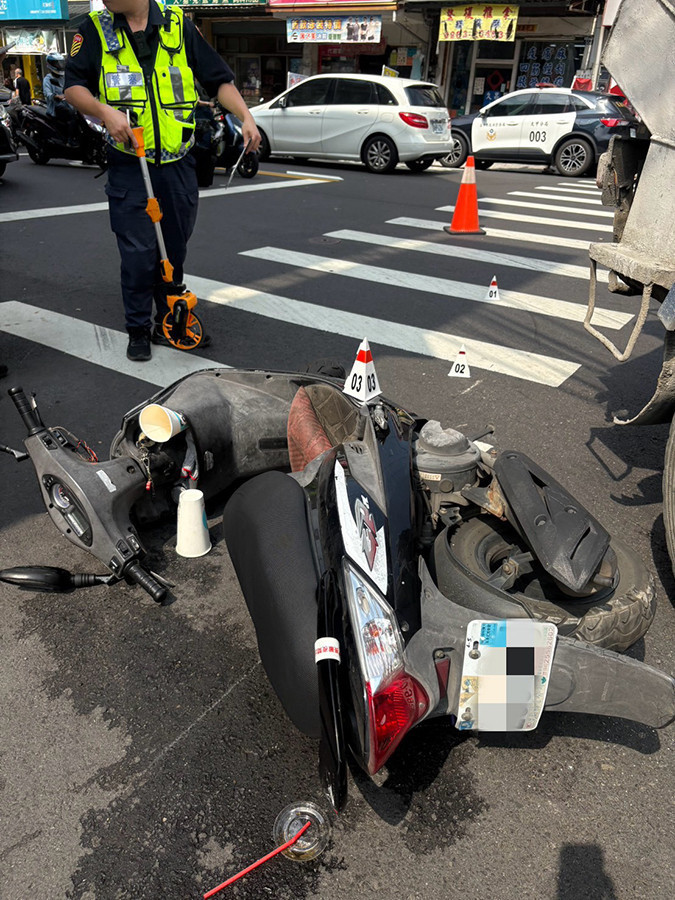 吳女騎乘的普通重型機車發生碰撞,造成後座乘客陳男當場死亡。