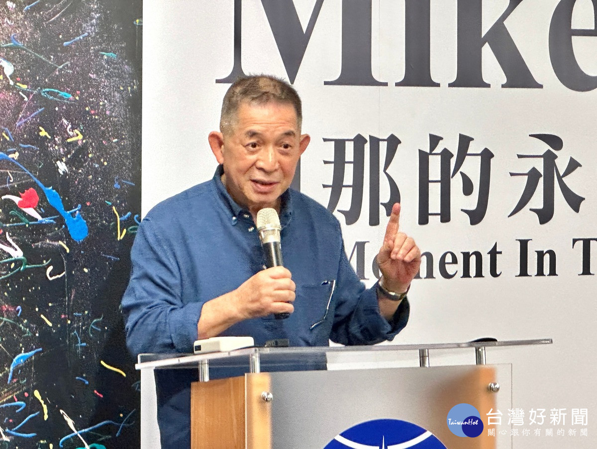 圖說：暨大名譽管理學博士李謀誠伉儷「剎那的永恆」公益畫展開幕儀式，李博士致詞留影。（暨大提供）