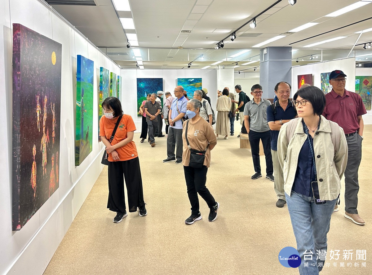 圖說：暨大名譽管理學博士李謀誠伉儷「剎那的永恆」公益畫展，開幕吸引大批人潮觀展。（暨大提供）
