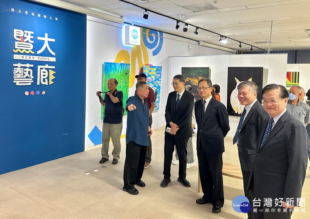 圖說：暨大名譽管理學博士李謀誠伉儷「剎那的永恆」公益畫展，於暨大圖書館藝廊常設展出。（暨大提供）