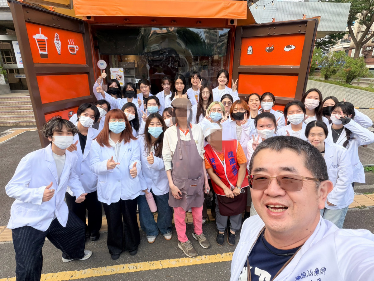長庚學子參訪樂陶陶庇護工場貨櫃屋販售點。(桃療提供)
