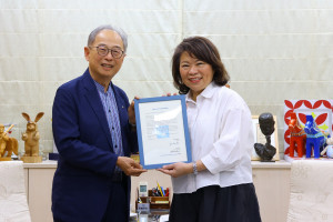 嘉義市長黃敏惠昨(28)日接見亞太管樂指導者協會(APBDA)榮譽理事長葉樹涵教授，並接受2027年亞太管樂盛會議定書／市府提供