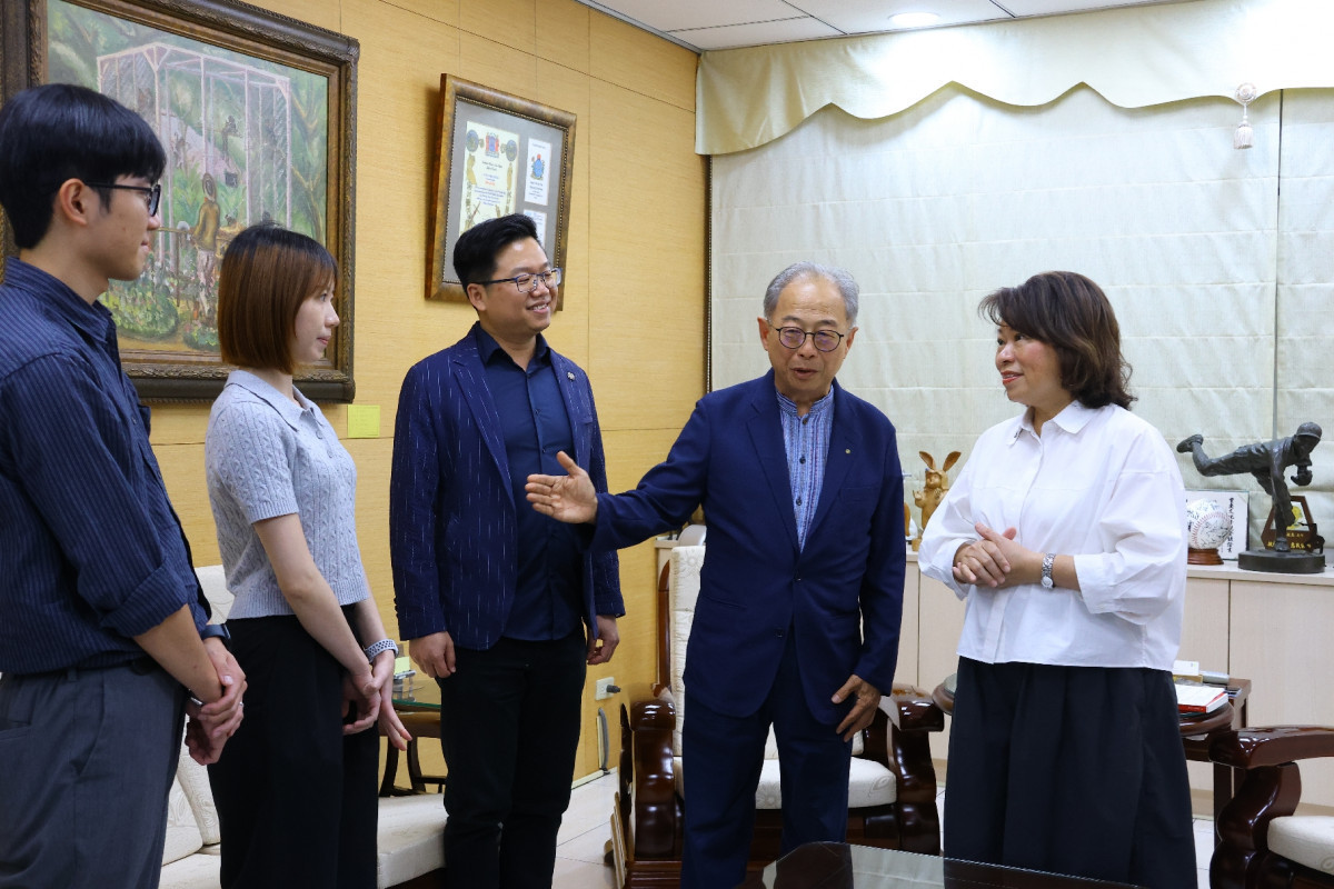 嘉義市長黃敏惠昨(28)日接見亞太管樂指導者協會(APBDA)榮譽理事長葉樹涵教授,並接受2027年亞太管樂盛會議定書/市府提供