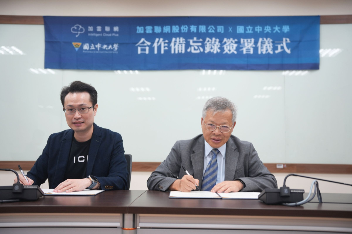 中央大學校長蕭述三(右)與加雲聯網董事長兼總經理廖佑晟(左)共同完成簽署儀式。