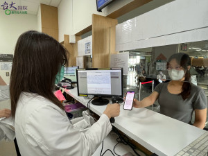 新竹臺大分院啟用電子處方箋服務，民眾可透過手機取得QR Code，出示後即可領藥。