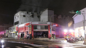 西屯工廠大火持續悶燒，消防人員從下午苦戰至清晨，徹夜搶救防止復燃。（圖/陳招宗攝）