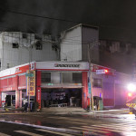 西屯工廠大火持續悶燒，消防人員從下午苦戰至清晨，徹夜搶救防止復燃。（圖/陳招宗攝）