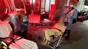 警方循著公寓樓梯血跡入屋，發現79歲獨居老翁倒臥浴室，緊急通報送醫。（圖/警方提供）