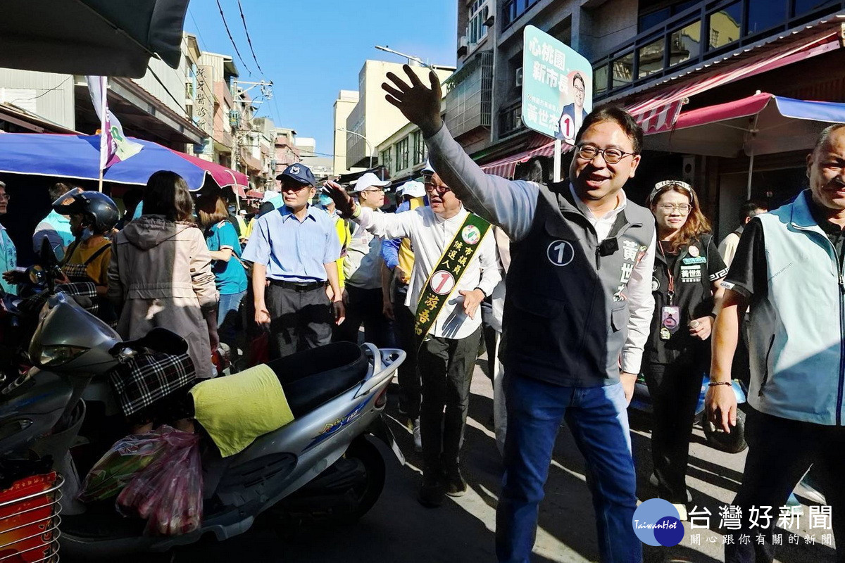 民進黨桃園市長候選人黃世杰第五波陸戰重返大園市場,受到支持者熱烈歡迎。<br />