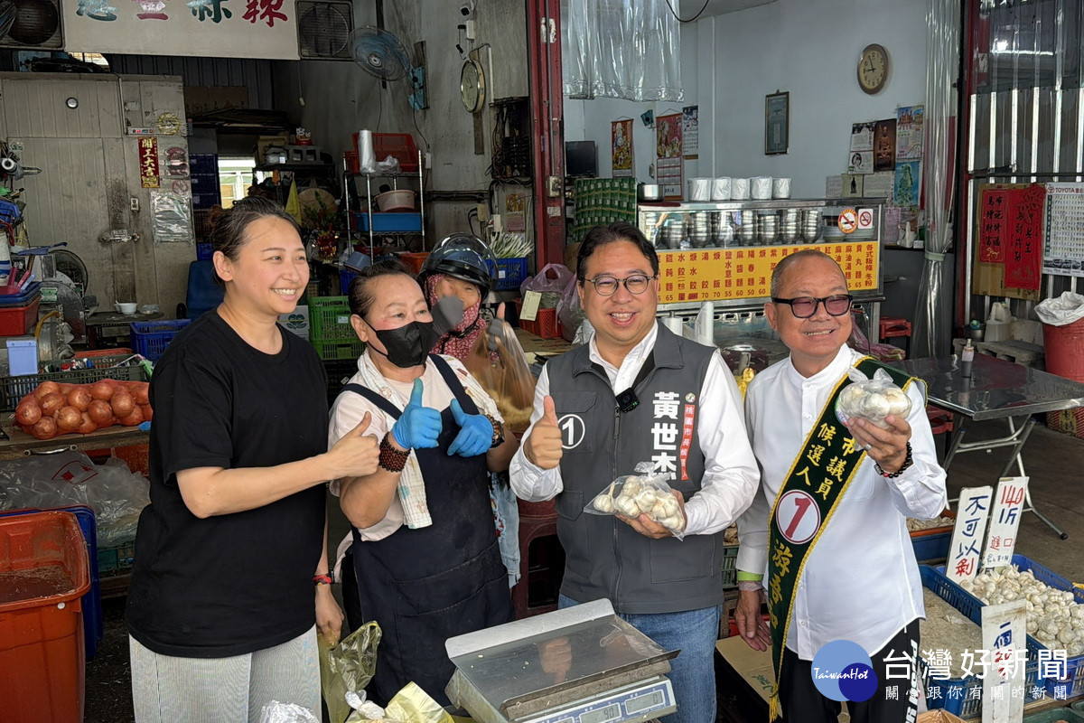 民進黨桃園市長候選人黃世杰第五波陸戰重返大園市場,受到支持者熱烈歡迎。<br />