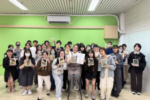 宿舍導師透過創意手作活動，讓學生放鬆身心、舒緩壓力，增進交流互動。