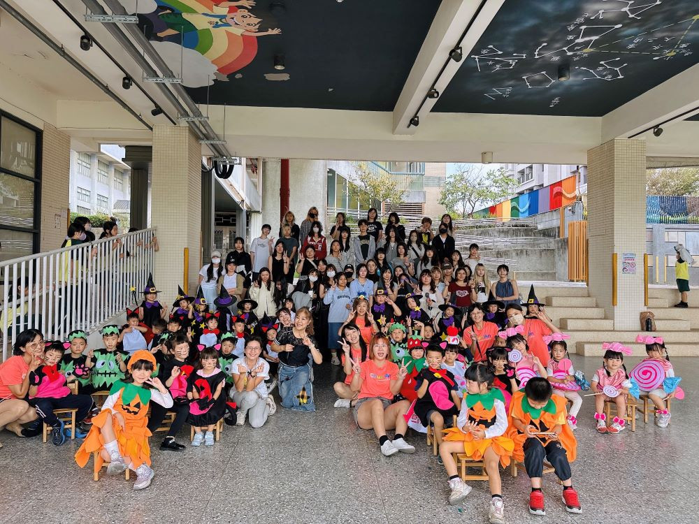 嶺東科大流設系師生與春安附幼參與走秀師生大合照。(圖/嶺東科技大學)