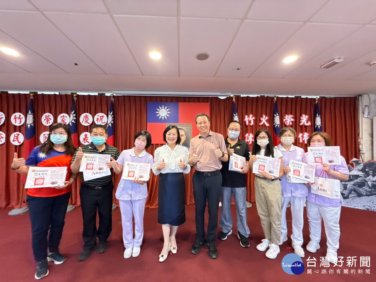 白恩惠家主任(中)和年度績優員工一同合影。
