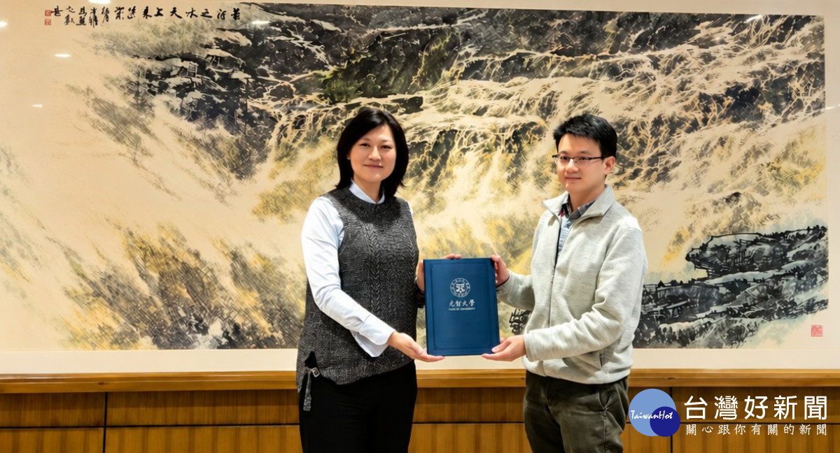 元智大學中國語文學系特聘教授兼系主任任何威萱(右)與北京師範大學歷史學院古籍研究所所長毛瑞方教授簽署學術合作備忘錄
