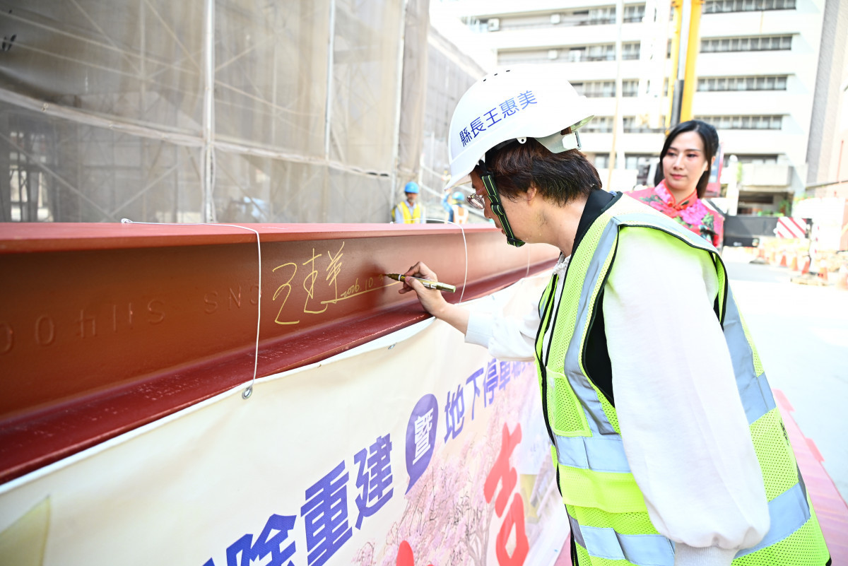 南郭國小活動中心重建上梁，斥資3億打造校園新地標、地下停車場同步升級。圖／彰化縣政府提供