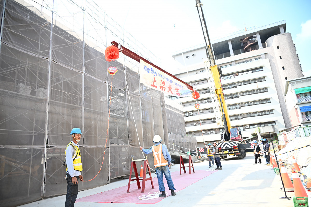 南郭國小活動中心重建上梁，斥資3億打造校園新地標、地下停車場同步升級。圖／彰化縣政府提供