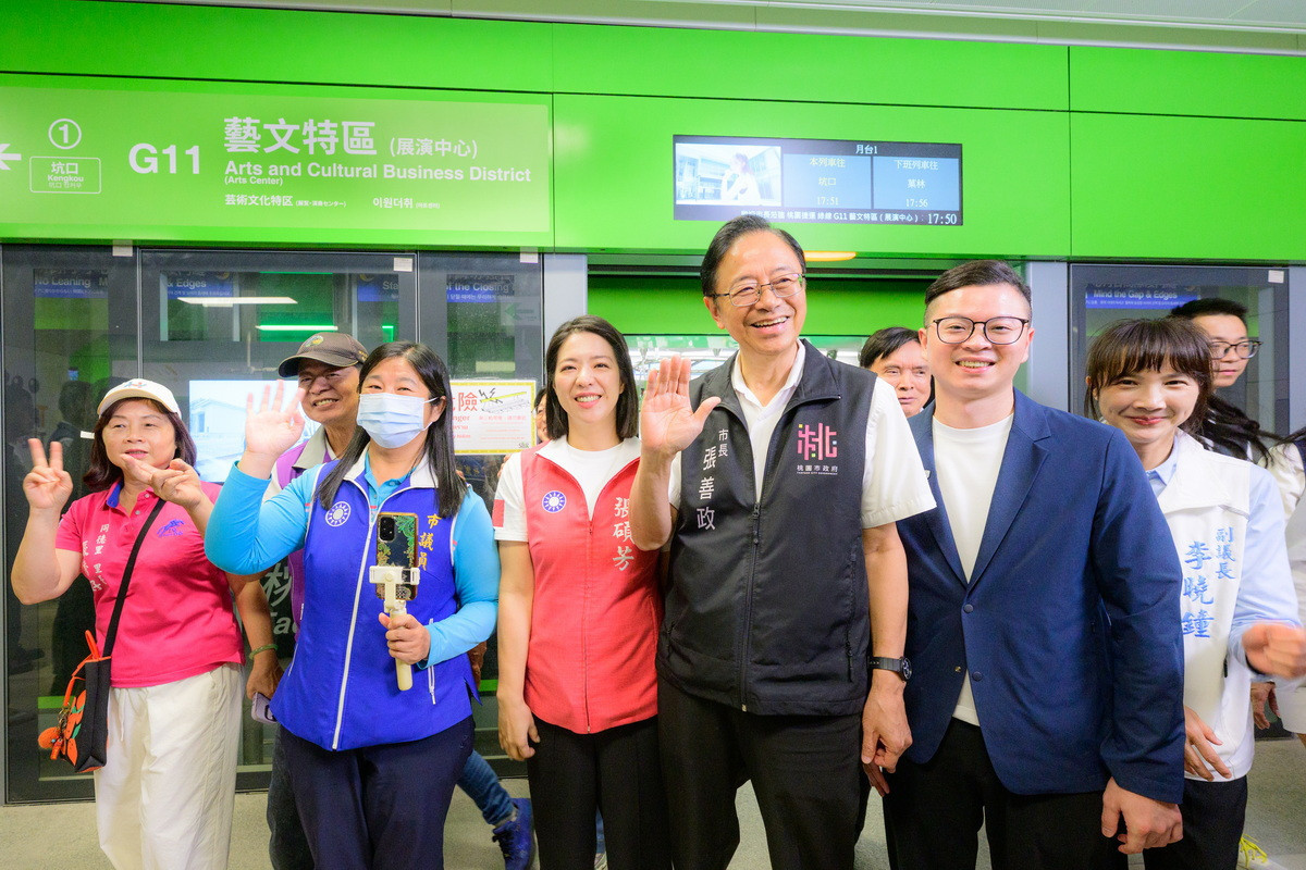 桃園市長張善政搭乘綠捷從G13站到G11站,與近500位民眾進行開箱活動。<br />