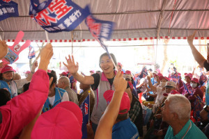 成立大會現場人聲鼎沸，展現國民黨地方基層團結勝選的高昂氣勢。