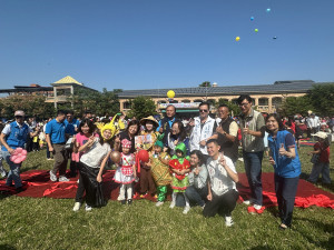 嘉賓迎接全縣幼兒園運動會。（記者扶小萍攝）