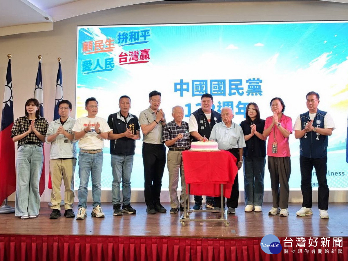資深黨員祝福切蛋糕分享。(縣黨部提供)