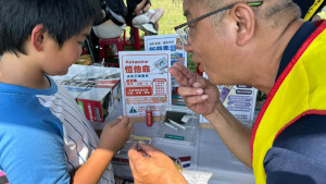 原民文化節警方設攤識詐反毒！仿真毒品、氣味辨識吸引民眾體驗。（圖/讀者提供）