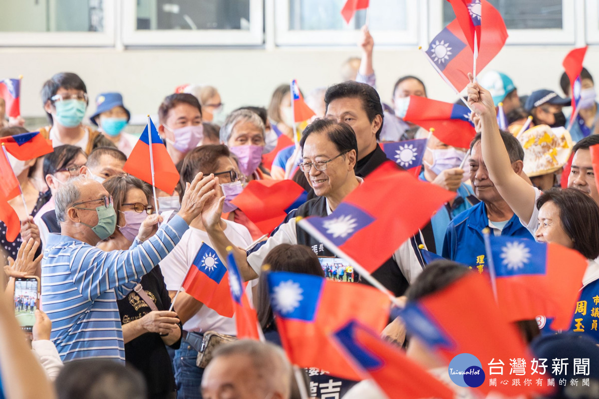 市長與民眾熱情互動。